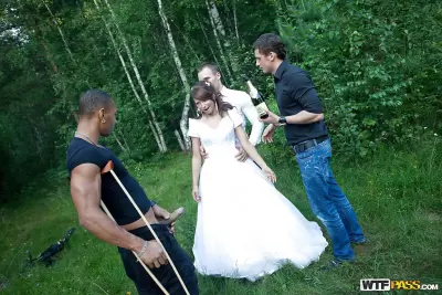 Невесту сразу после свадьбы пустили по кругу смотреть онлайн